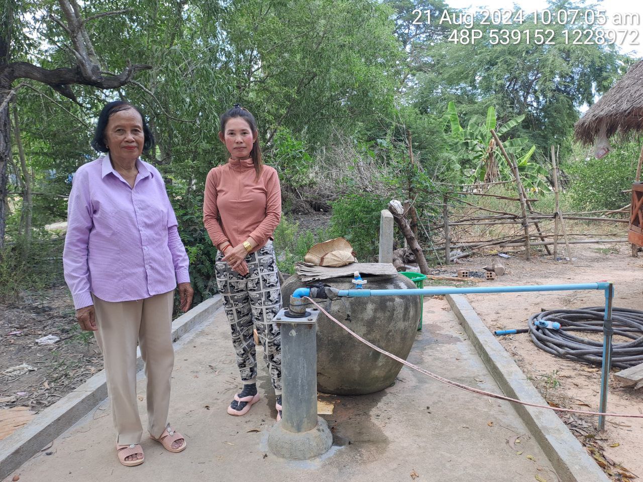 មន្រ្តីបច្ចេកទេស នៃមន្ទីរអភិវឌ្ឍន៍ជនបទខេត្តព្រៃវែង បានចុះពិនិត្យគុណភាពទឹកពិសានៅស្ថានីយ៍ផលិតទឹកសហគមន៍ ក្នុងស្រុកពាមជរ និងស្រង់ទិន្នន័យអណ្តូងទឹកខូចខាត ក្នុងស្រុកព្រះស្តេច ខេត្តព្រៃវែង 8 photo 2024 08 21 15 09 42