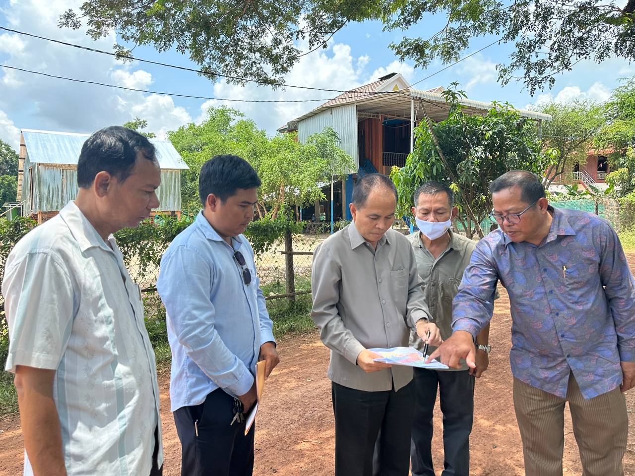 ឯកឧត្តមបណ្ឌិត នួន ដាញ៉ិល បានដឹកនាំគណៈកម្មការអន្តរក្រសួង ចុះត្រួតពិនិត្យ វាយតម្លៃដំណាក់កាលទី១ លើការងារថែទាំផ្លូវជាលក្ខណៈប្រចាំ ចំនួន ៣ខ្សែ ក្រាលកៅស៊ូពីរជាន់ (DBST) ប្រវែងសរុប ៤៥ ៩០០ម៉ែត្រ និងផ្លូវក្រាលក្រួស និងខ្សាច់ភ្នំ ចំនួន ១២ខ្សែ ប្រវែងសរុប ១១២ ៣០០ម៉ែត្រ 16 photo 2024 08 22 17 28 11