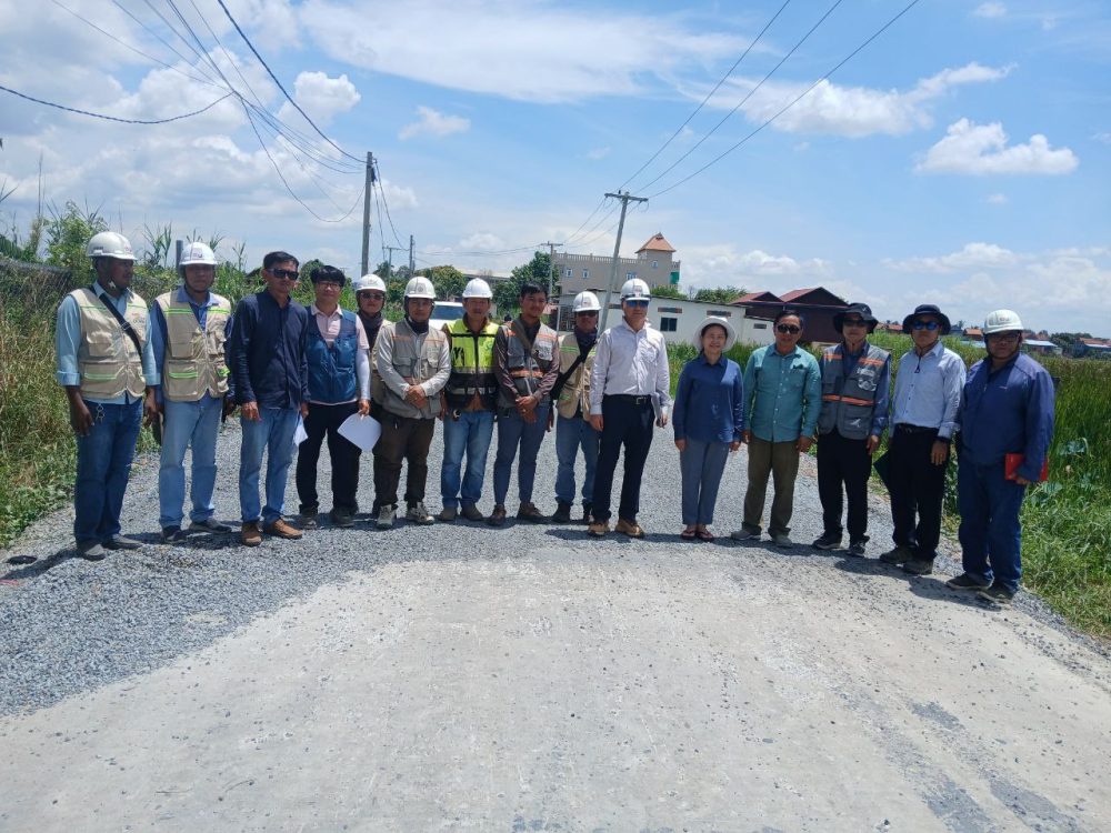 លោកស្រីបណ្ឌិត ទូច សម្ភស្ស អគ្គនាយករងបច្ចេកទេស និងជាអនុប្រធានក្រុមទី២ សមាជិក គ.ត.វ ចុះត្រួតពិនិត្យការងារសាងសង់ផ្លូវបេតុងចំនួន ០២គម្រោង 2 photo 2024 08 23 18 08 51