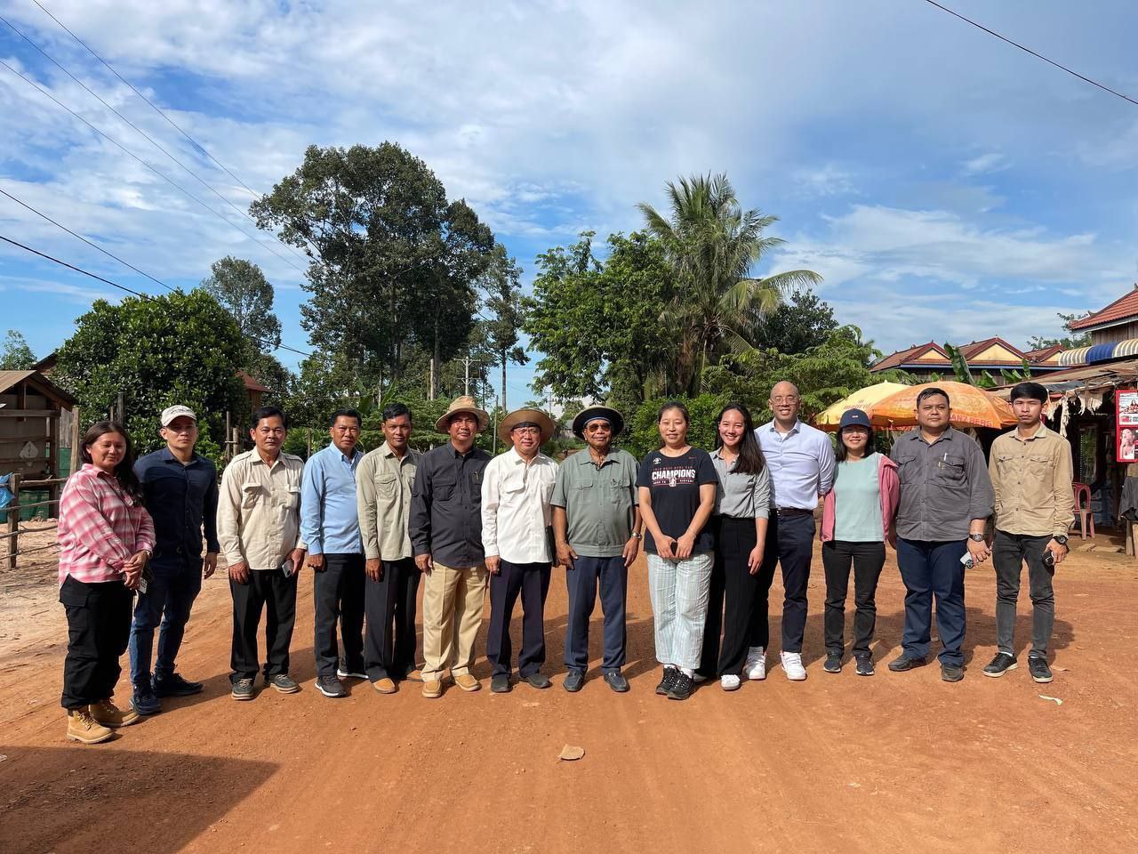 ឯកឧត្តម ផូ ផារិទ្ធ និងតំណាងក្រុមការងារ នៃធនាគារវិនិយោគហេដ្ឋារចនាសម្ព័ន្ធអាស៊ី អញ្ជើញដឹកនាំកិច្ចប្រជុំពីកិច្ចដំណើរការអនុវត្តគម្រោង និងចុះពិនិត្យអាទិភាពខ្សែផ្លូវ សម្រាប់ដាក់បញ្ចូលក្នុងគម្រោង ERRRP 11 photo 2024 08 27 18 21 12