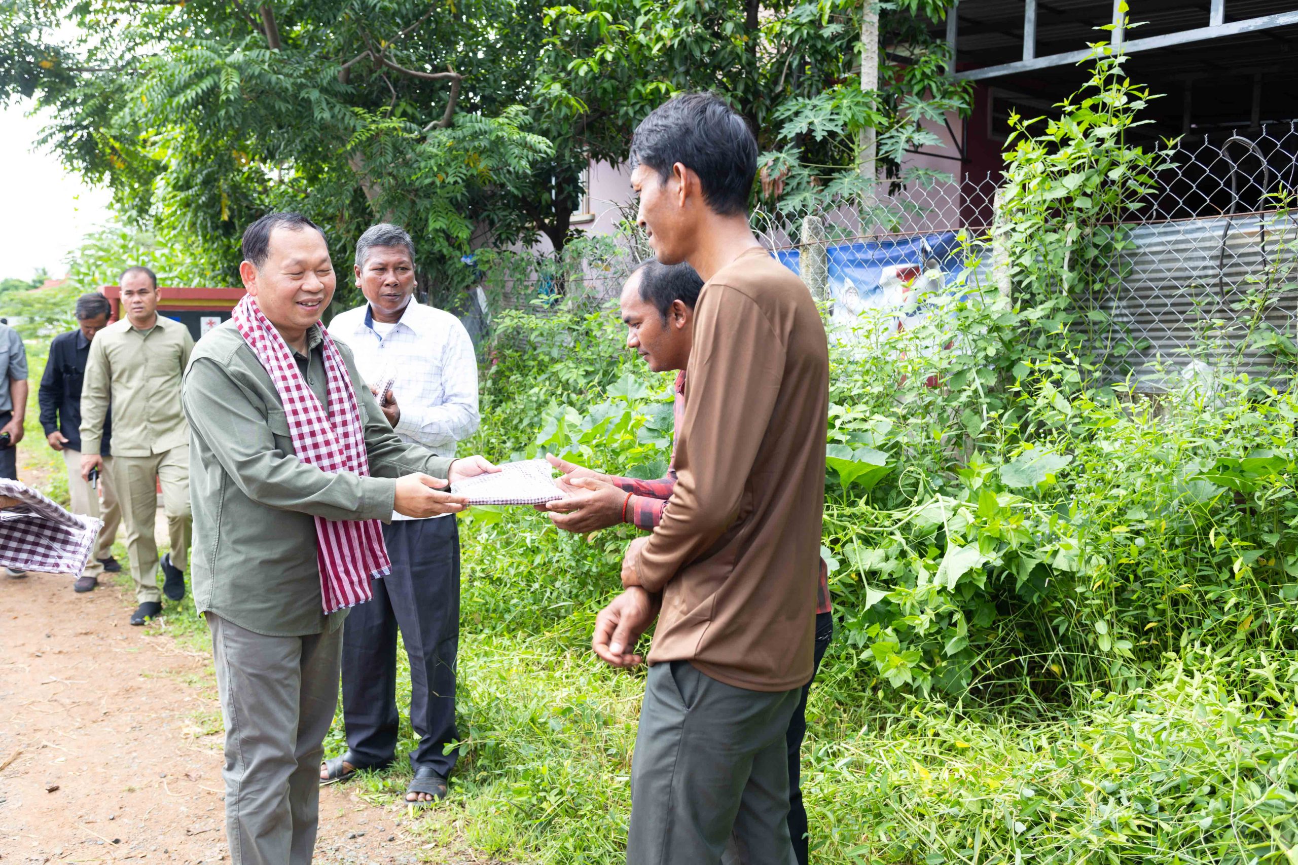 ឯកឧត្តម ឆាយ ឫទ្ធិសែន ពិនិត្យផ្លូវក្រាលកៅស៊ូ និងផ្លូវបេតុងក្នុងស្រុកកំពង់ត្រឡាច ស្រុករលាប្អៀរ និងស្រុកបរិបូរណ៍ ខេត្តកំពង់ឆ្នាំង ។ 30 29 2 scaled