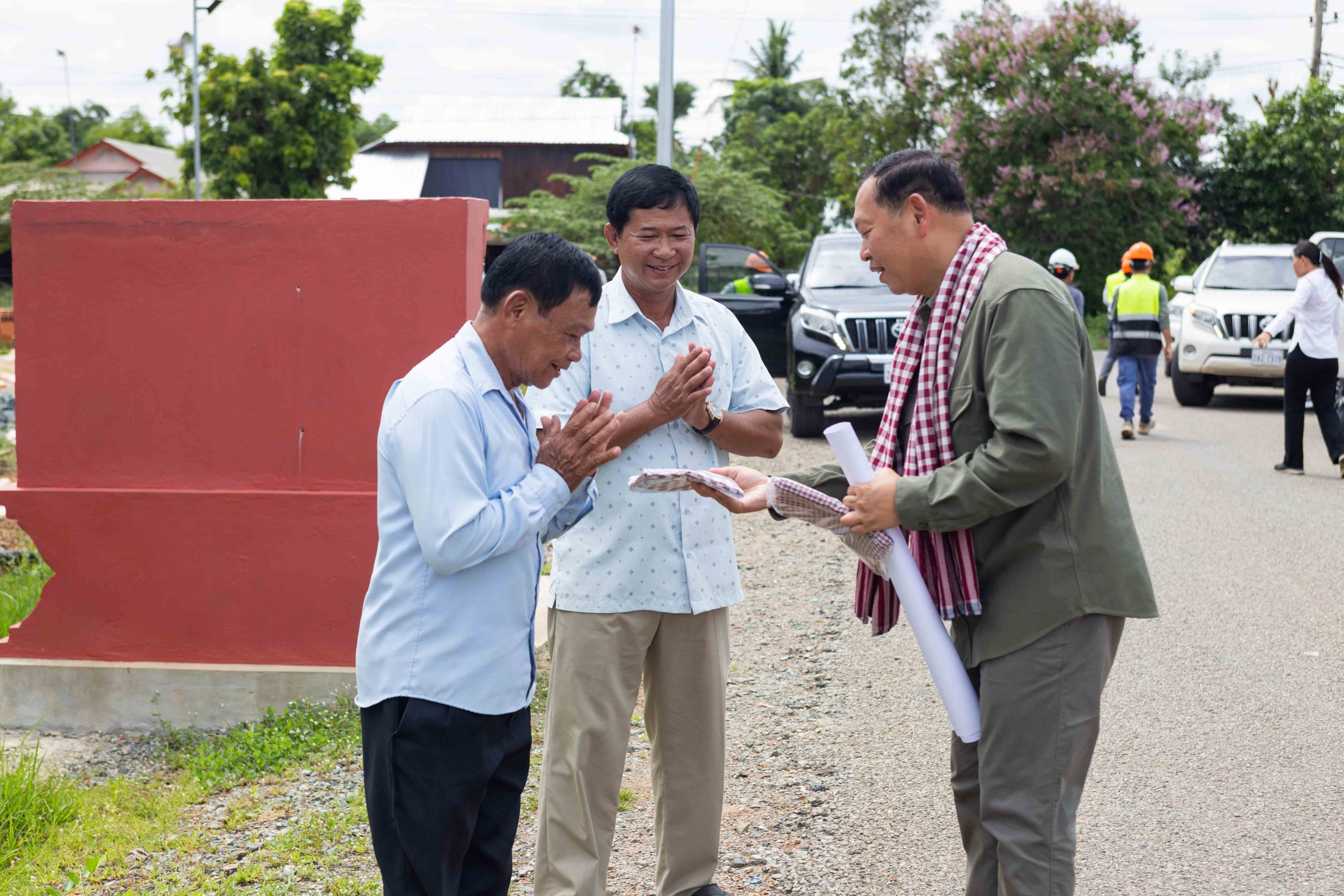 ឯកឧត្តម ឆាយ ឫទ្ធិសែន ពិនិត្យផ្លូវក្រាលកៅស៊ូ និងផ្លូវបេតុងក្នុងស្រុកកំពង់ត្រឡាច ស្រុករលាប្អៀរ និងស្រុកបរិបូរណ៍ ខេត្តកំពង់ឆ្នាំង ។ 45 44 scaled