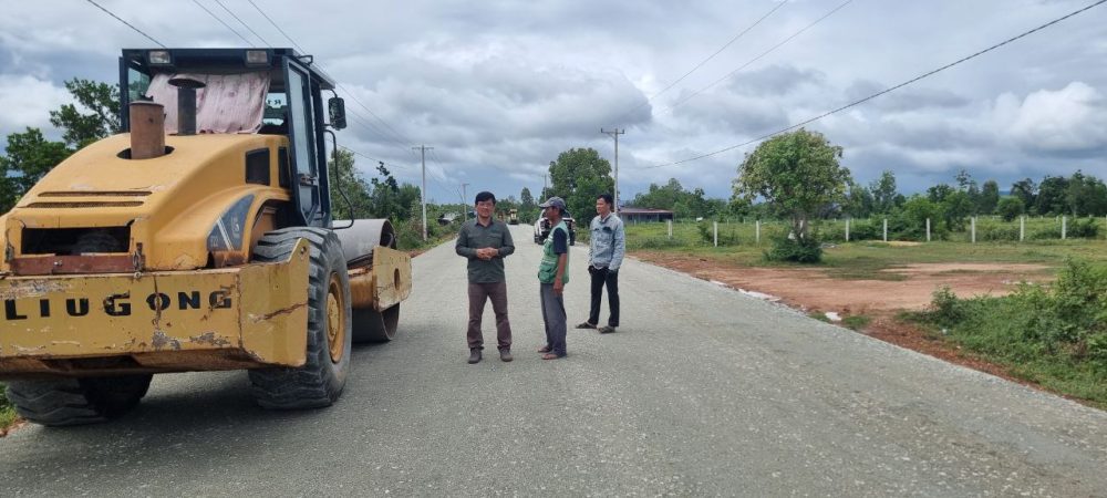 លោក ហ៊ សូរិន អញ្ជើញចុះពិនិត្យមើលវឌ្ឍនភាពការស្ថាបនាផ្លូវកៅស៊ូ DBST ចំនួន ២ខ្សែ ប្រវែង សរុប ១២ ៩៦៣ម៉ែត្រ ស្ថិតនៅក្នុងឃុំមានរិទ្ធ ឃុំដុំណាក់ សុក្រំ និងឃុំទទុង ស្រុកដងទង់ 2 photo 2024 09 02 21 16 32 5