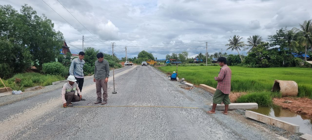 លោក ហ៊ សូរិន អញ្ជើញចុះពិនិត្យមើលវឌ្ឍនភាពការស្ថាបនាផ្លូវកៅស៊ូ DBST ចំនួន ២ខ្សែ ប្រវែង សរុប ១២ ៩៦៣ម៉ែត្រ ស្ថិតនៅក្នុងឃុំមានរិទ្ធ ឃុំដុំណាក់ សុក្រំ និងឃុំទទុង ស្រុកដងទង់ 8 photo 2024 09 02 21 16 32