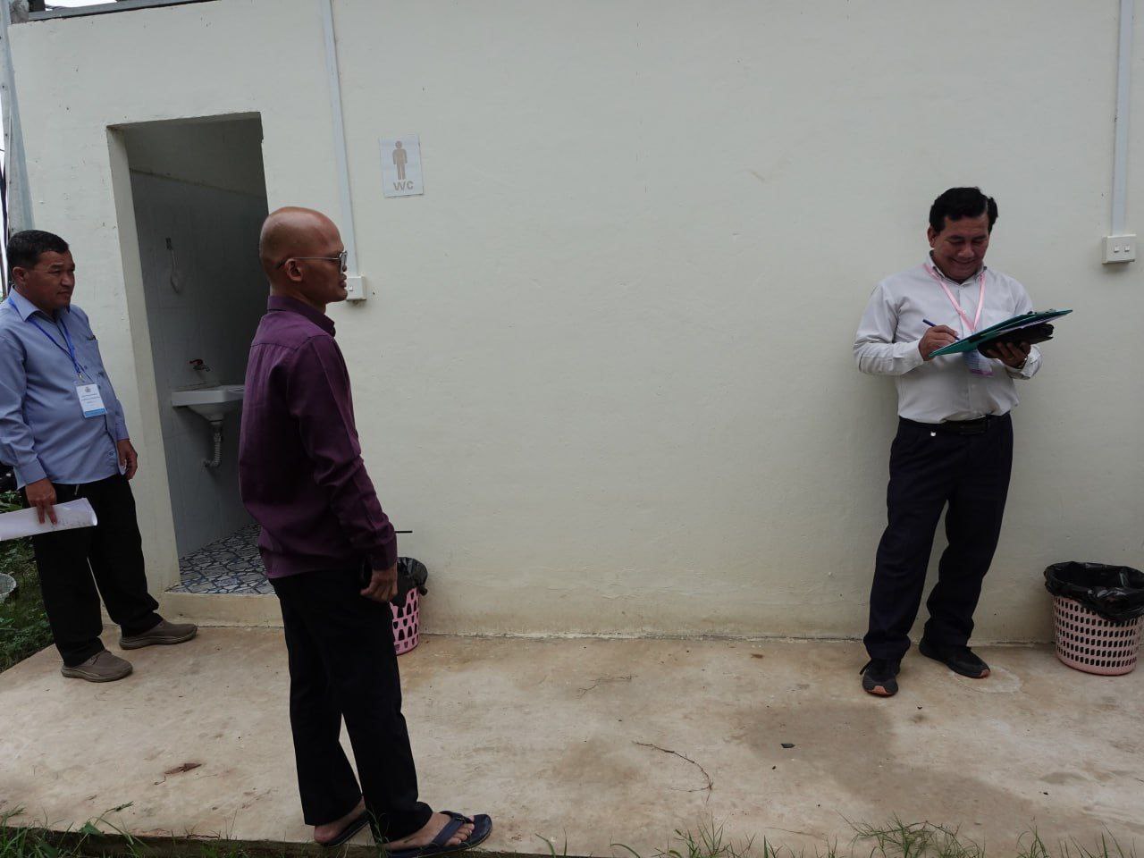 នាយកដ្ឋានថែទាំសុខភាពជនបទ សហការជាមួយក្រុមការងារបច្ចេកទេសវិស័យផ្គត់ផ្គង់ទឹកស្អាត និងអនាម័យជនបទខេត្ត (PWG) និងមន្ទីរអភិវឌ្ឍន៍ជនបទខេត្តកណ្តាល រៀបចំពិធីចុះផ្ទៀងផ្ទាត់ស្ថានភាពបញ្ចប់ការបន្ទោបង់ពាសវាលពាសកាលកម្រិតខ្ពស់ (ODF+) ក្នុងខេត្តកណ្ដាល 11 photo 2024 09 02 21 58 29