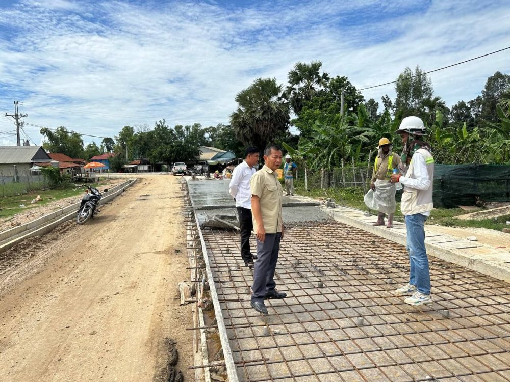 លោក សំ នីតូ ប្រធានមន្ទីរអភិវឌ្ឍន៍ជនបទខេត្តស្វាយរៀងចុះពិនិត្យមើលទីតាំងត្រូវដាក់ស្លាកព័ត៌មានរបស់គម្រោងនៅស្រុកស្វាយជ្រំ ខេត្តស្វាយរៀង 2 photo 2024 09 03 16 32 49 3