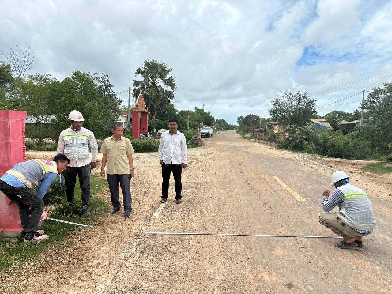 លោក សំ នីតូ ប្រធានមន្ទីរអភិវឌ្ឍន៍ជនបទខេត្តស្វាយរៀងចុះពិនិត្យមើលទីតាំងត្រូវដាក់ស្លាកព័ត៌មានរបស់គម្រោងនៅស្រុកស្វាយជ្រំ ខេត្តស្វាយរៀង 11 photo 2024 09 03 16 52 25