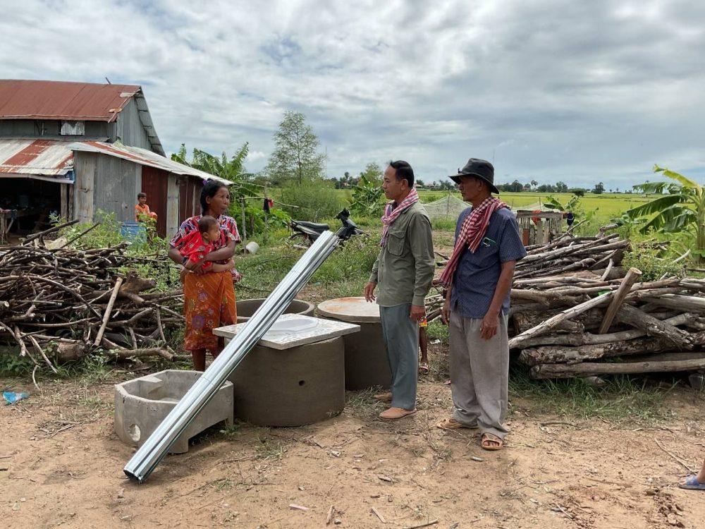 ក្រុមការងារការិយាល័យថែទាំសុខភាពជនបទ នៃមន្ទីរអភិវឌ្ឍន៍ជនបទខេត្តព្រៃវែង សហការជាមួយក្រុមការងារស្រុក ឃុំ ភូមិ ចុះប្រជុំធ្វើផែនការជំរុញការសាងសង់និងប្រើប្រាស់បង្គន់អនាម័យតាមគ្រួសារ 2 photo 2024 09 04 12 44 35