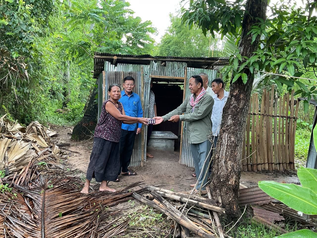 ក្រុមការងារការិយាល័យថែទាំសុខភាពជនបទ នៃមន្ទីរអភិវឌ្ឍន៍ជនបទខេត្តព្រៃវែង សហការជាមួយក្រុមការងារស្រុក ឃុំ ភូមិ ចុះប្រជុំធ្វើផែនការជំរុញការសាងសង់និងប្រើប្រាស់បង្គន់អនាម័យតាមគ្រួសារ 7 photo 2024 09 04 12 44 38