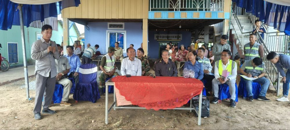 ឯកឧត្តម ទ្រី មេង បានអញ្ជើញជាអធិបតី ក្នុងកម្មវិធី បើកការដ្ឋាន ស្ថាបនាផ្លូវក្រាលដីល្បាយថ្មភ្នំ ចំនួនពីរខ្សែ នៅខេត្តកំពង់ស្ពឺ 2 photo 2024 09 05 17 20 33