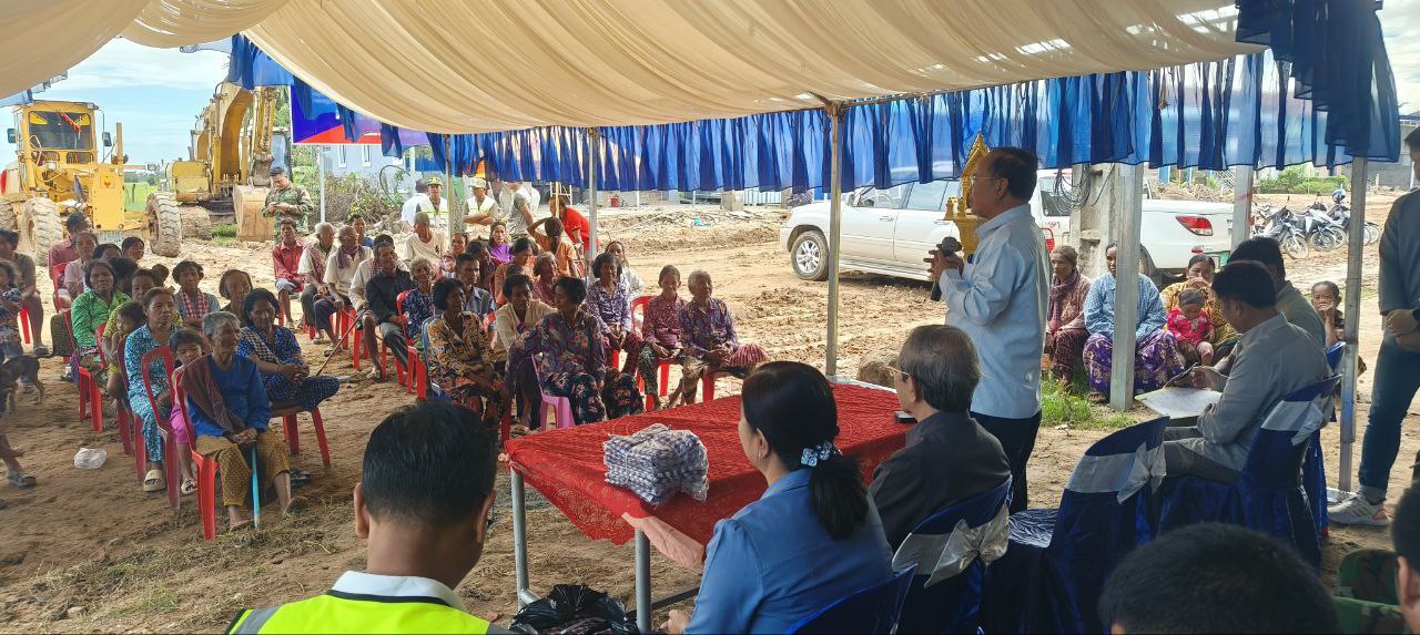 ឯកឧត្តម ទ្រី មេង បានអញ្ជើញជាអធិបតី ក្នុងកម្មវិធី បើកការដ្ឋាន ស្ថាបនាផ្លូវក្រាលដីល្បាយថ្មភ្នំ ចំនួនពីរខ្សែ នៅខេត្តកំពង់ស្ពឺ 10 photo 2024 09 05 17 20 34