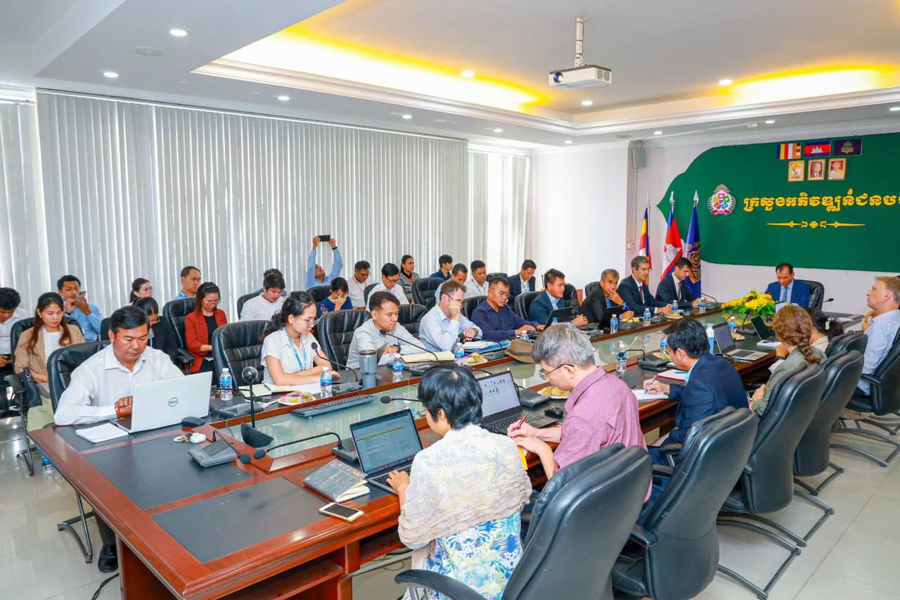 ឯកឧត្តម ភួង សោភា អញ្ជើញជាអធិបតី ក្នុងកិច្ចប្រជុំត្រួតពិនិត្យ និងវាយតម្លៃការអនុវត្តគម្រោងគាំទ្រនិរន្តរភាពហេដ្ឋារចនាសម្ព័ន្ធជនបទ ដើម្បីទីផ្សារកសិករ និងពាណិជ្ជូបនីយកម្មកសិកម្ម (SAAMBAT) 9 photo 2024 09 10 13 43 22