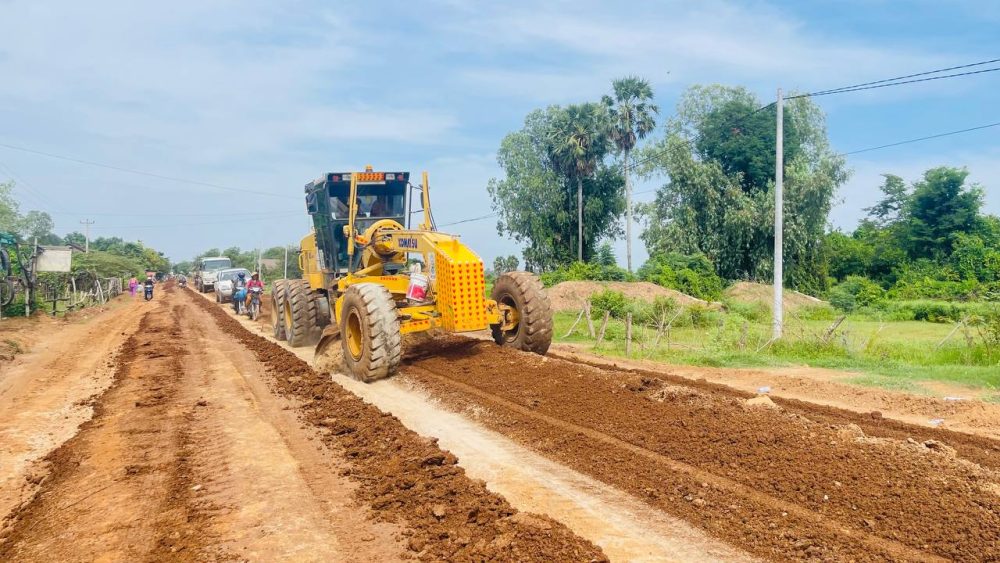 លោក អ៊ា ឈាង ប្រធានការិយាល័យផ្លូវជនបទ នៃមន្ទីរអភិវឌ្ឍន៍ជនបទខេត្តព្រៃវែង ចុះត្រួតពិនិត្យផ្លូវថែទាំជាលក្ខណ:ខួបឆ្នាំ២០២៤ ចំនួន០១ ខ្សែ ប្រវែង ១៦ គីឡីម៉ែត្រ 2 photo 2024 09 10 15 56 30 2