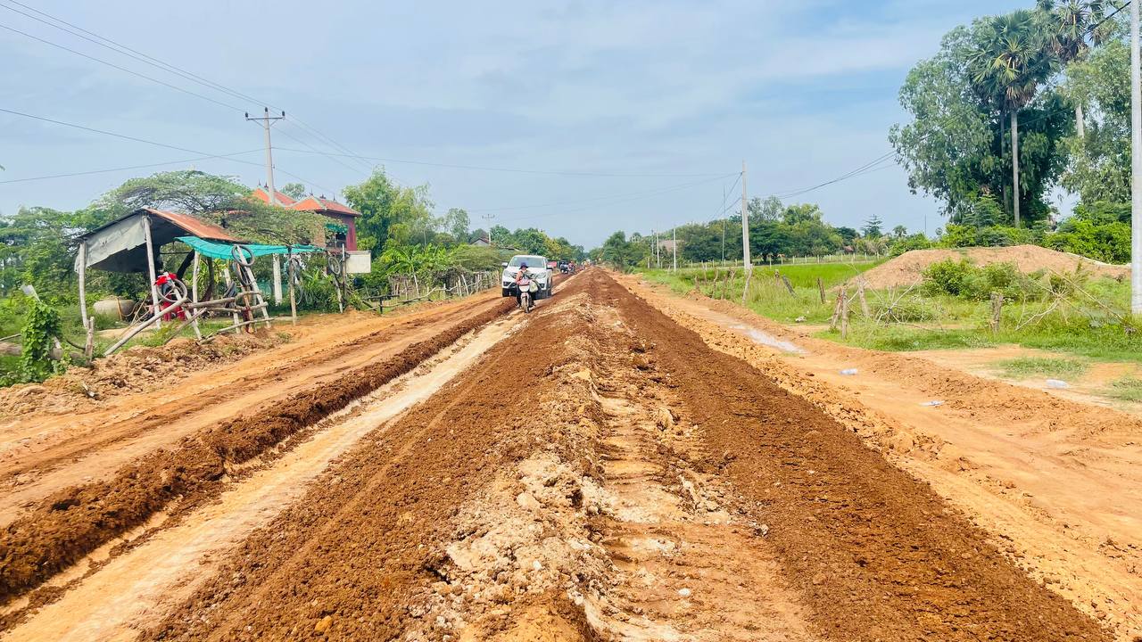 លោក អ៊ា ឈាង ប្រធានការិយាល័យផ្លូវជនបទ នៃមន្ទីរអភិវឌ្ឍន៍ជនបទខេត្តព្រៃវែង ចុះត្រួតពិនិត្យផ្លូវថែទាំជាលក្ខណ:ខួបឆ្នាំ២០២៤ ចំនួន០១ ខ្សែ ប្រវែង ១៦ គីឡីម៉ែត្រ 9 photo 2024 09 10 15 56 31