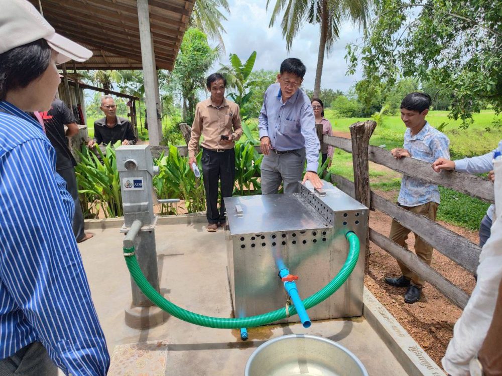 ឯកឧត្តម ស្រ៊ិន ពុទ្ធី អញ្ជើញចូលរួមអមដំណើរក្រុមបេសកកម្មរបស់ធនាគារអភិវឌ្ឍន៍អាសុី ដើម្បីចុះត្រួតពិនិត្យ និងវាយតម្លៃចុងក្រោយម៉ាសុីនស្រូបទឹកស្អាតពីបរិយាកាសសហគមន៍ 2 photo 2024 09 10 17 30 35