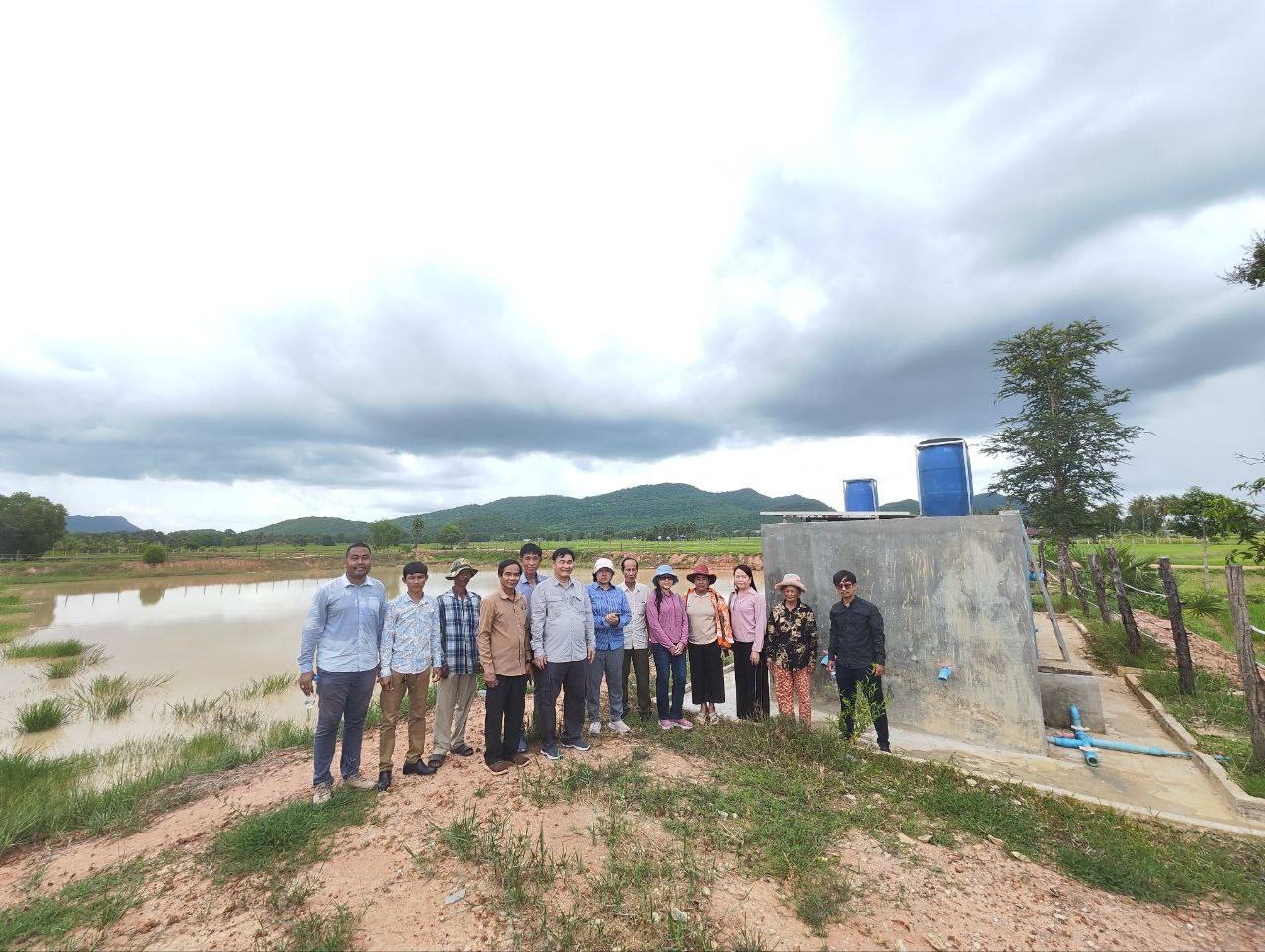 ឯកឧត្តម ស្រ៊ិន ពុទ្ធី អញ្ជើញចូលរួមអមដំណើរក្រុមបេសកកម្មរបស់ធនាគារអភិវឌ្ឍន៍អាសុី ដើម្បីចុះត្រួតពិនិត្យ និងវាយតម្លៃចុងក្រោយម៉ាសុីនស្រូបទឹកស្អាតពីបរិយាកាសសហគមន៍ 13 photo 2024 09 10 17 30 45