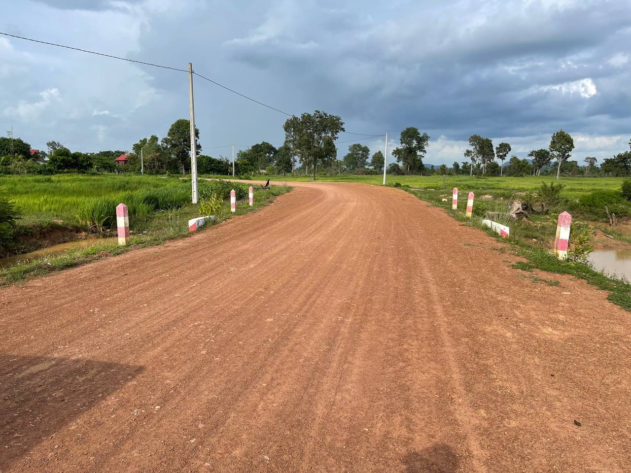 ឯកឧត្តម លឹម អ៊ីវ អញ្ជើញដឹកនាំក្រុមការងារចុះពិនិត្យការងារថែទាំប្រចាំផ្លូវក្រាលល្បាយក្រួស ចំនួន ២ខ្សែ ស្ថិតនៅស្រុកសូទ្រនិគម ជីក្រែង និងស្រុកស្វាយលើ 9 photo 2024 09 10 21 16 08