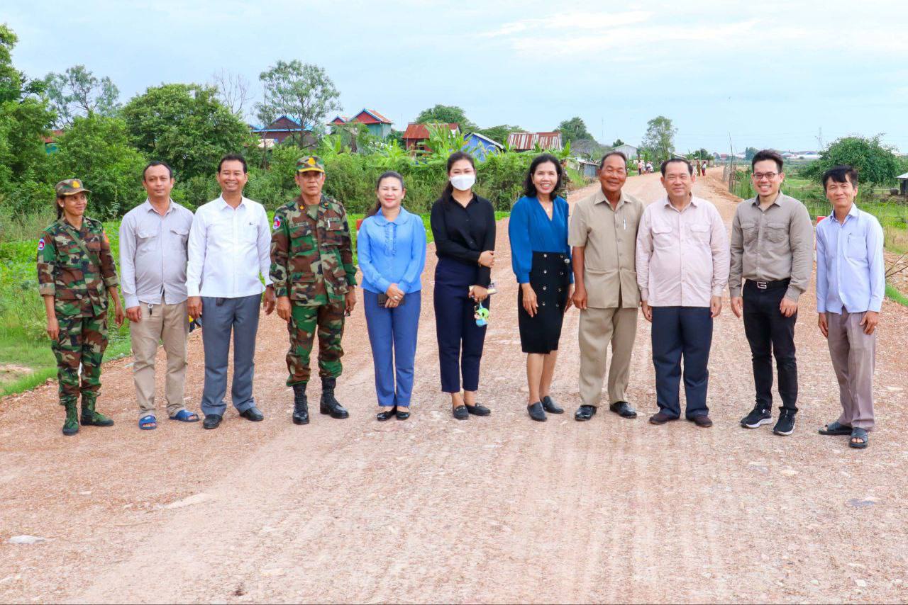 ឯកឧត្តម ឈឹម សៅគី អញ្ជើញដឹកនាំគណៈកម្មការអន្តរក្រសួង ចុះត្រួតពិនិត្យ វាយតម្លៃបញ្ចប់សុពលភាពលើការងារស្ថាបនាផ្លូវក្រាលដីល្បាយថ្មភ្នំចំនួន ១ខ្សែ ប្រវែង ១ ៣៤០ម៉ែត្រ និងស្ថាបនាផ្លូវក្រាលបេតុង ចំនួន២ខ្សែ ប្រវែងសរុប ១ ០០៥ម៉ែត្រ នៅស្រុកមុខកំពូល ខេត្តកណ្តាល 17 photo 2024 09 11 21 11 49