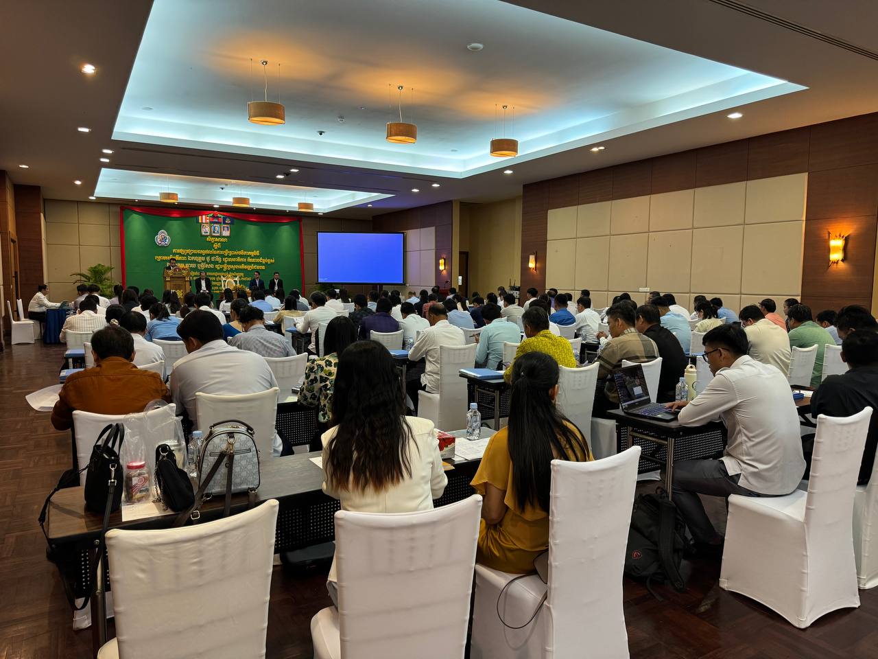 ឯកឧត្តម ផូ ផារិទ្ធ អញ្ជេីញជាអធិបតីក្នុងកម្មវិធីបេីកសិក្ខាសាលា ស្តីពី ការផ្សព្វផ្សាយលទ្ធផលនៃការអនុវត្តថវិកាកម្មវិធី 12 photo 2024 09 20 17 30 48