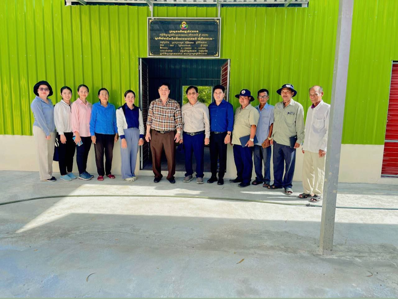 លោក ឡុក វុឌ្ឍី និងមន្ត្រីនៃមន្ទីរអភិវឌ្ឍន៍ជនបទខេត្តព្រៃវែង អញ្ជើញចុះពិនិត្យលទ្ធផលការងារសាងសង់សំណង់ផ្គត់ផ្គង់ទឹកជនបទ និងចូលរួមជាមួយ គ.ត.វ 10 photo 2024 09 23 15 46 15