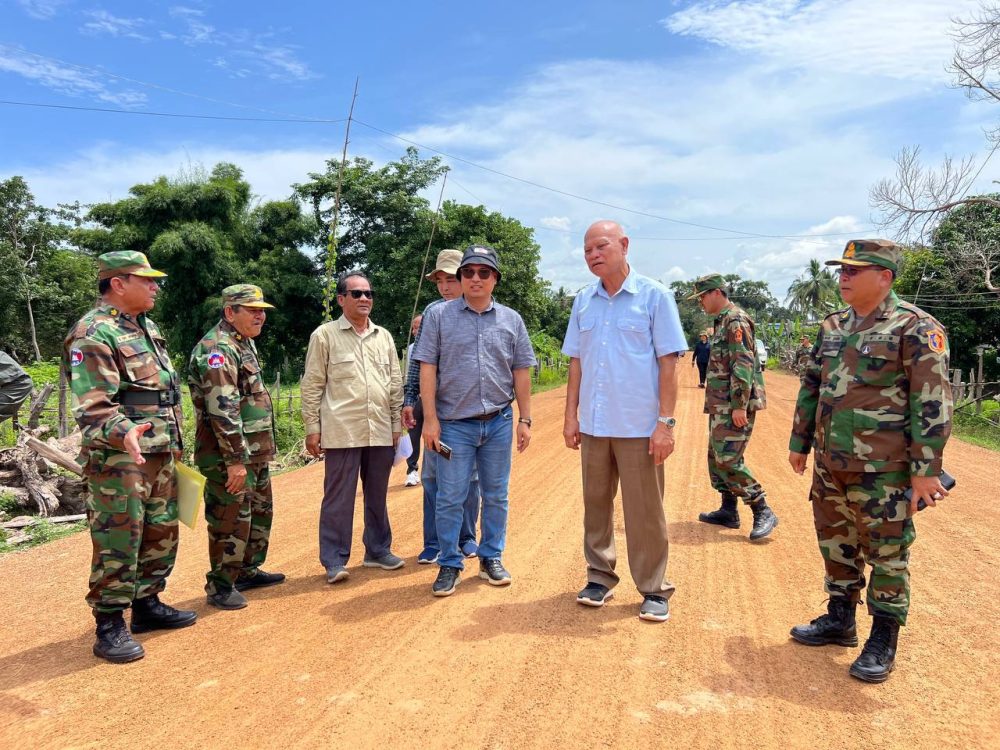 ឯកឧត្តម អ៊ិន ចន្ថា អញ្ជើញដឹកនាំគណ:កម្មការអន្តរក្រសួង ចុះត្រួតពិនិត្យប្រគល់-ទទួល១០០% សម្រាប់ការងារស្ថាបនាផ្លូវក្រាលដីល្បាយក្រួសចំនួន០៣ ខ្សែ 2 photo 2024 10 14 16 52 11