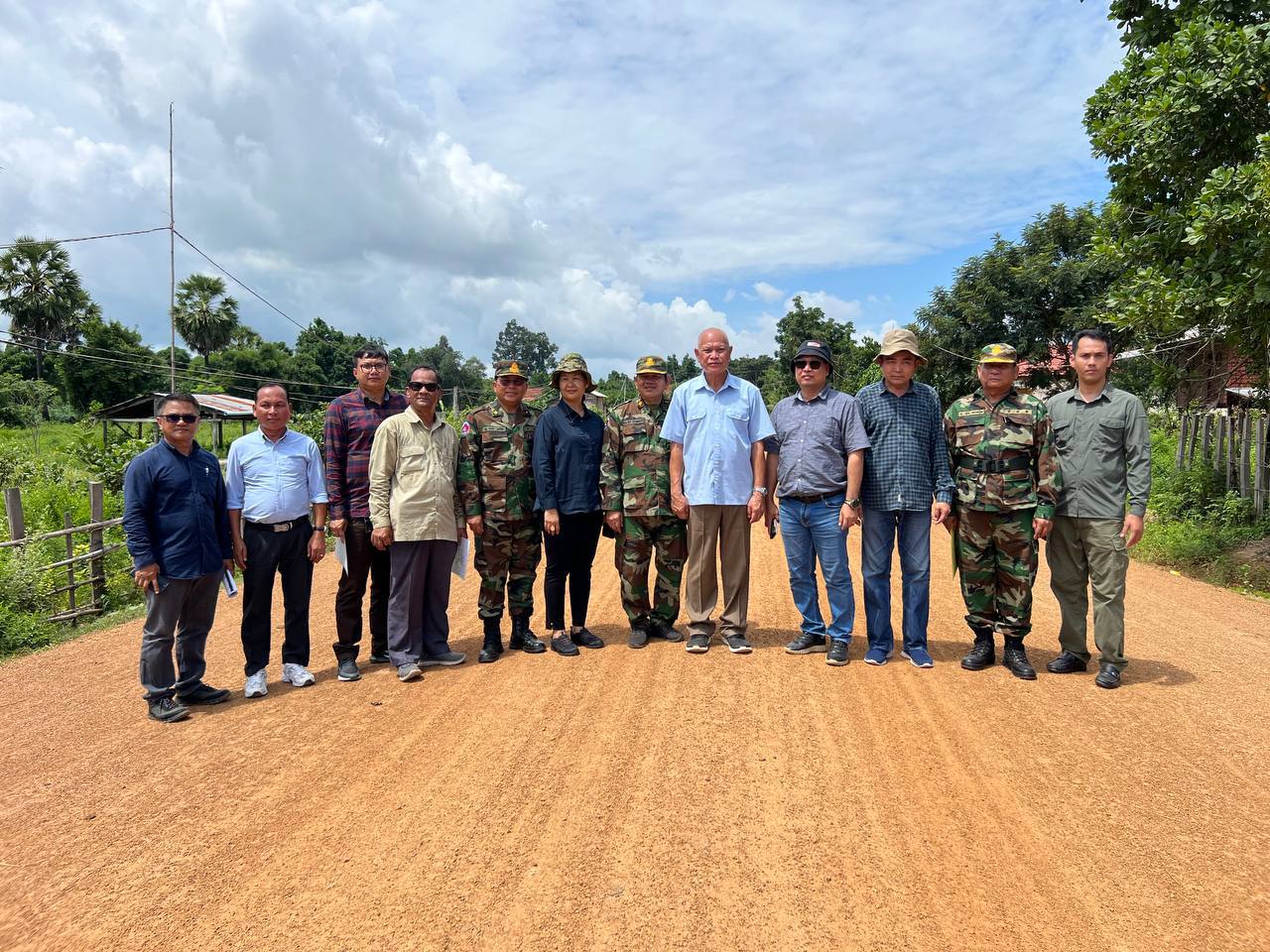 ឯកឧត្តម អ៊ិន ចន្ថា អញ្ជើញដឹកនាំគណ:កម្មការអន្តរក្រសួង ចុះត្រួតពិនិត្យប្រគល់-ទទួល១០០% សម្រាប់ការងារស្ថាបនាផ្លូវក្រាលដីល្បាយក្រួសចំនួន០៣ ខ្សែ 14 photo 2024 10 14 16 52 13