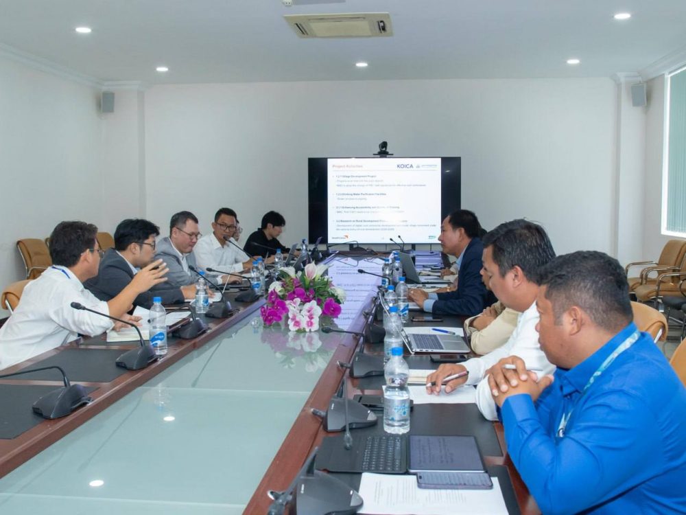 លោក អឿន ធារិទ្ធ អញ្ជើញដឹកនាំកិច្ចប្រជុំពិនិត្យវឌ្ឍនភាព និងលើកទិសដៅបន្តនៃការងារអនុវត្តគម្រោងការកសាងភូមិសន្តិភាព តាមរយ:ការអភិវឌ្ឍសហគមន៍ជនបទចម្រុះ 2 photo 2024 10 16 15 09 09