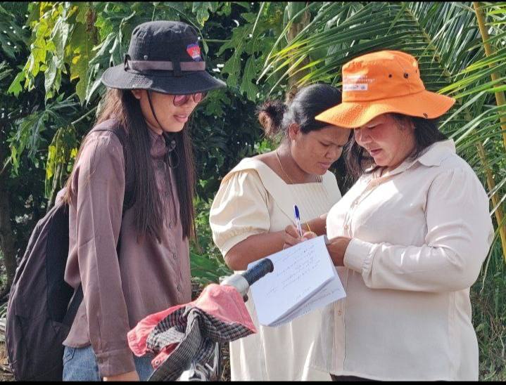 លោកស្រី ឃឿន សុខឃៀង ចុះតាមដានការដាំដុះរបស់កសិករដាំបន្លែនៅភូមិប៉ាងរលឹម សង្កាត់អូរតាវ៉ៅ និងភូមិអូរច្រាលិច សង្កាត់បរយ៉ាខា ចំនួន ១៥គ្រួសារ 10 photo 2024 10 19 10 59 45