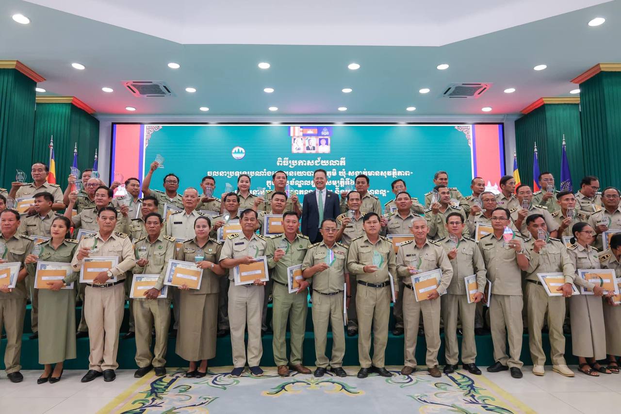 ឯកឧត្តមបណ្ឌិត ចាន់ ដារ៉ុង អញ្ជើញចូលរួមពិធីប្រកាសជ័យលាភី ឃុំ-សង្កាត់ ដែលមានការចូលរួមចលនាប្រណាំង “ភូមិ ឃុំ-សង្កាត់មានសុវត្ថិភាព” ប្រចាំឆ្នាំ២០២៤ 7 photo 2024 10 24 19 30 47