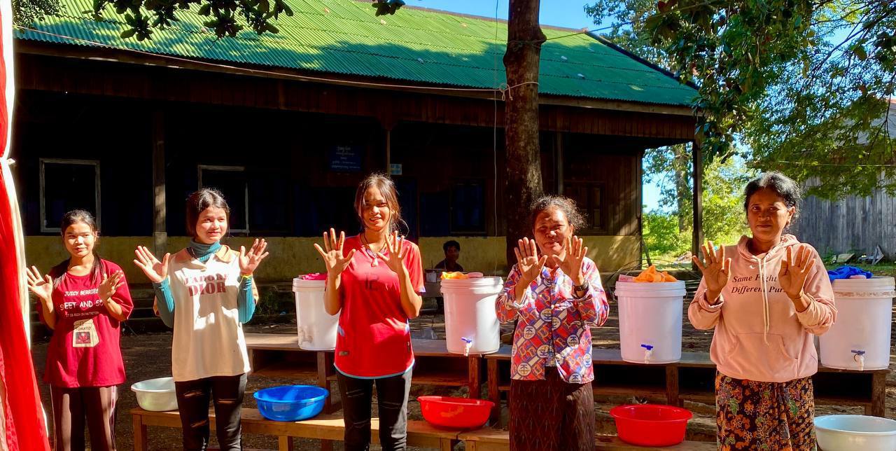 លោក សយ គា ដឹកនាំក្រុមការងាររៀបចំប្រារព្ធទិវាជាតិលាងសម្អាតដៃជាមួយសាប៊ូ នៅស្រុកថាឡាបរីវ៉ាត់ 9 photo 2024 10 31 14 56 03