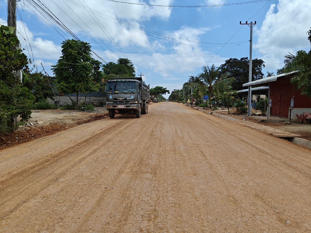 ឯកឧត្តមបណ្ឌិត ជ្រុន ថេរ៉ាវ៉ាត អញ្ជើញដឹកនាំក្រុមការងារ ចុះត្រួតពិនិត្យ និងវាយតម្លៃស្រទាប់គ្រឹះរង (ដំណាក់កាលទី៣) លើការងារជួសជុលផ្លូវក្រាលកៅស៊ូពីរជាន់ (DBST) ប្រវែង ២ ០០០ម៉ែត្រ និងស្ថាបនាប្រឡាយបេតុង ប្រវែង ២ ០០០ម៉ែត្រ និងសំណង់សិល្បការ្យ នៅខេត្តតាកែវ 20 IMG 20241104 151114 364