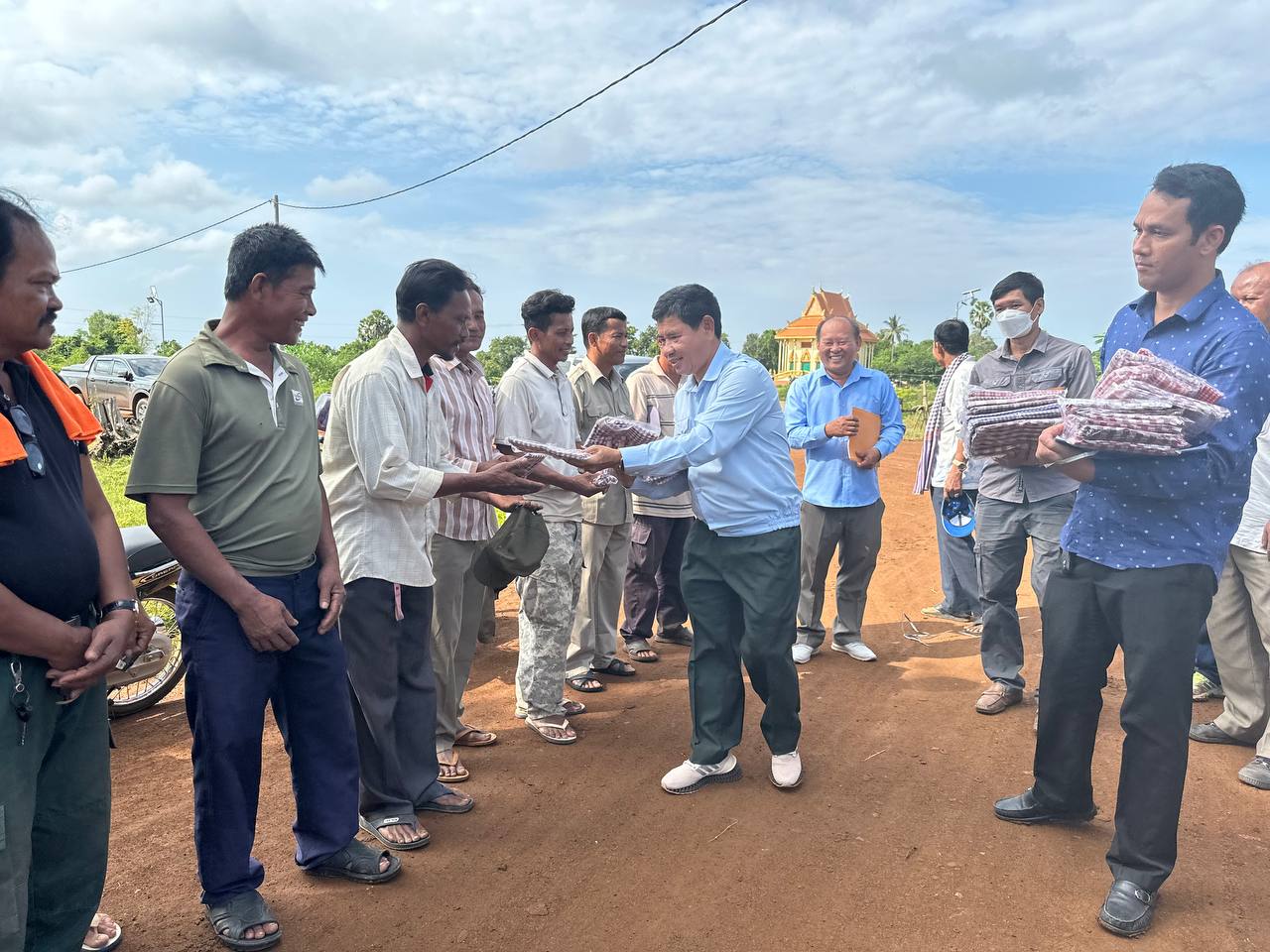 ឯកឧត្តម សាន វិសាល អញ្ជើញដឹកនាំគណៈកម្មការអន្តរក្រសួងចុះត្រួតពិនិត្យ និងវាយតម្លៃបញ្ចប់សុពលភាពការងារស្ថាបនាផ្លូវដីក្រាលល្បាយក្រួសចំនួន ០១ខ្សែ នៅខេត្តកំពង់ចាម 15 photo 2024 11 05 17 22 22