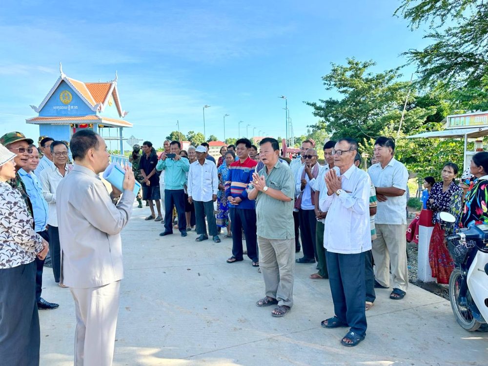 ឯកឧត្តមបណ្ឌិត នួន ដាញ៉ិល អញ្ជើញដឹកនាំគណៈកម្មការអន្តរក្រសួង ចុះត្រួតពិនិត្យ និងវាយតម្លៃលទ្ធផល ១០០% លើការងារស្ថាបនាស្ពានបេតុងចំនួន ១កន្លែង និងស្ថាបនាផ្លូវក្រាលបេតុង ប្រវែងសរុប ៥៦០ម នៅស្រុកកងមាស ខេត្តកំពង់ចាម 2 photo 2024 11 06 11 20 47 6