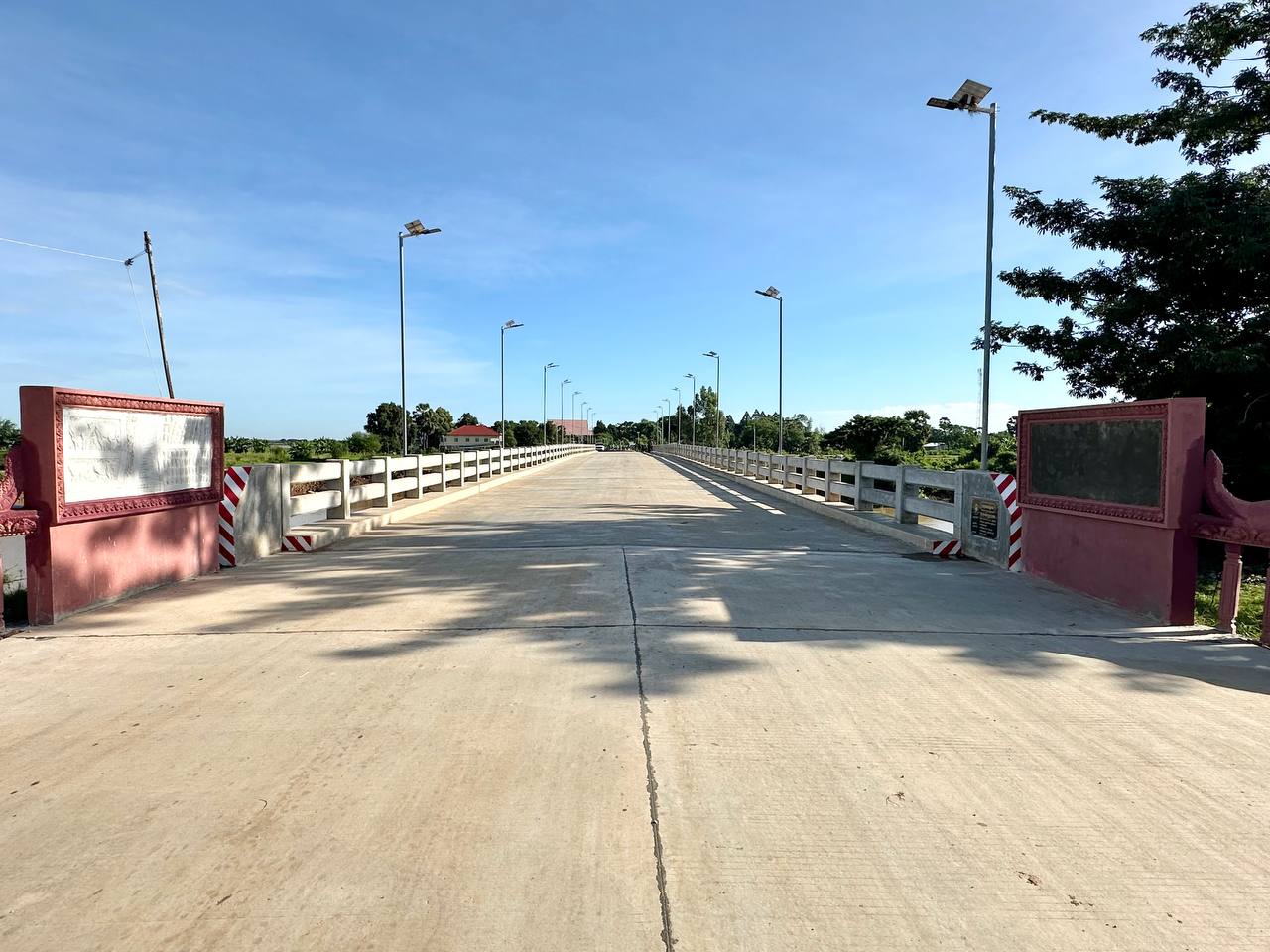 ឯកឧត្តមបណ្ឌិត នួន ដាញ៉ិល អញ្ជើញដឹកនាំគណៈកម្មការអន្តរក្រសួង ចុះត្រួតពិនិត្យ និងវាយតម្លៃលទ្ធផល ១០០% លើការងារស្ថាបនាស្ពានបេតុងចំនួន ១កន្លែង និងស្ថាបនាផ្លូវក្រាលបេតុង ប្រវែងសរុប ៥៦០ម នៅស្រុកកងមាស ខេត្តកំពង់ចាម 13 photo 2024 11 06 11 20 47