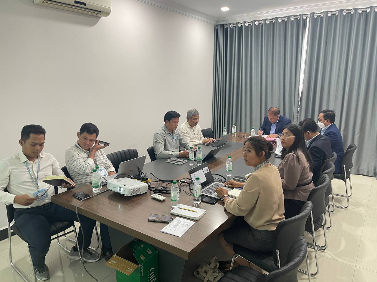 កិច្ចប្រជុំកម្រិតបច្ចេកទេសលើការពិនិត្យខ្លឹមសារសៀវភៅ «វដ្ដជីវិត» របស់ជនជាតិដើមភាគតិចពរ ដឹកនាំដោយ ឯកឧត្តម អុិន ចន្ថា 9 photo 2024 11 22 15 46 37