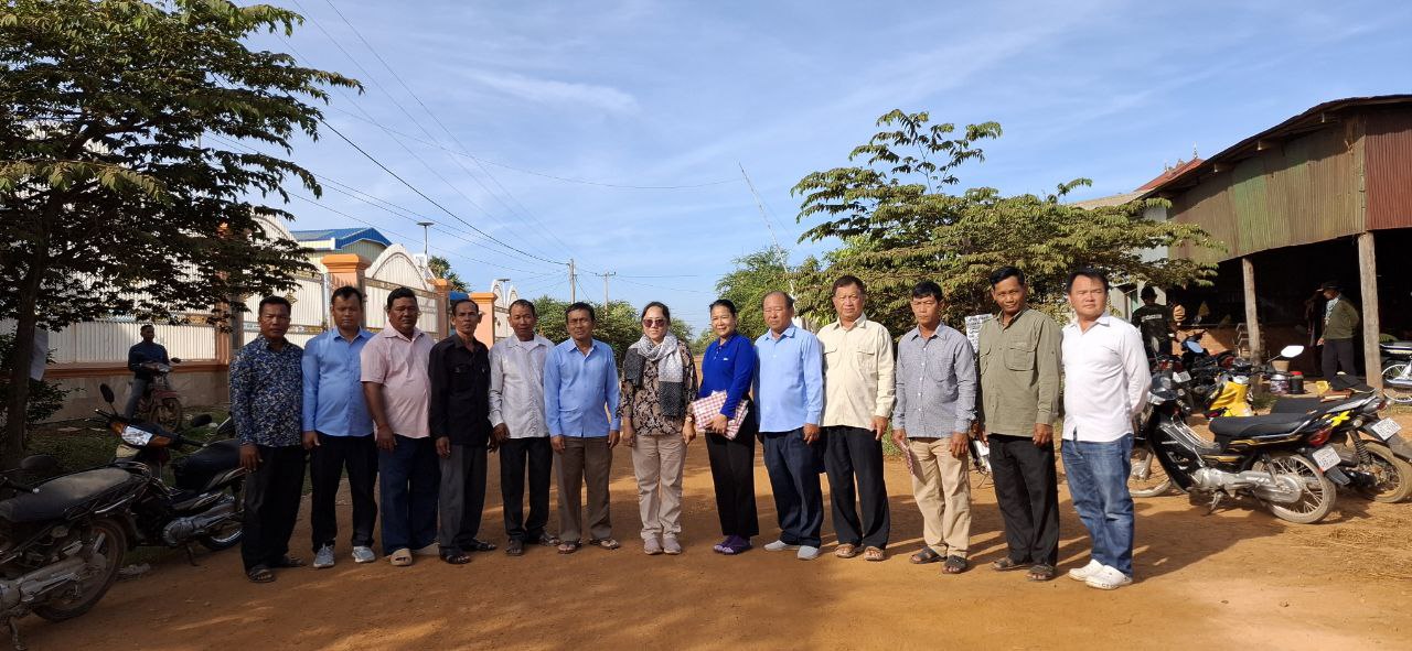 លោកជំទាវ ឯក គន្ធវារី អញ្ជើញដឹកនាំគណៈកម្មការអន្តរក្រសួង ចុះត្រួតពិនិត្យ និងវាយតម្លៃលើការងារថែទាំជាប្រចាំផ្លូវដោយក្រាលល្បាយក្រួសនិងល្បាយថ្មភ្នំចំនួន ១៥ខ្សែ ប្រវែងសរុប ១២១ ១០០ម នៅខេត្តកំពង់ចាម 13 photo 2024 11 26 15 27 51