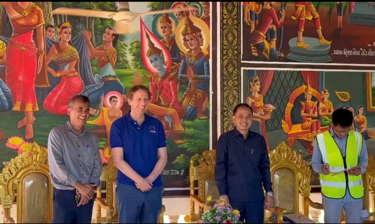 ឯកឧត្តមបណ្ឌិត នួន ដាញ៉ិល អញ្ជើញចូលរួមអមដំណើរ ឯកឧត្តមឯកអគ្គរដ្ឋ ទូតសហភាពអឺរ៉ុបប្រចាំព្រះរាជាណាចក្រកម្ពុជា ចុះបំពេញបេសកកម្ម ដើម្បីត្រួតពិនិត្យសមិទ្ធផលនានា និងពិនិត្យវឌ្ឍនភាពការងារស្ថាបនាផ្លូវចំនួន២ខ្សែ នៅខេត្តសៀមរាប ក្នុងក្របខណ្ឌកម្មវិធី RID4CAM 20 photo 2024 11 26 20 43 47