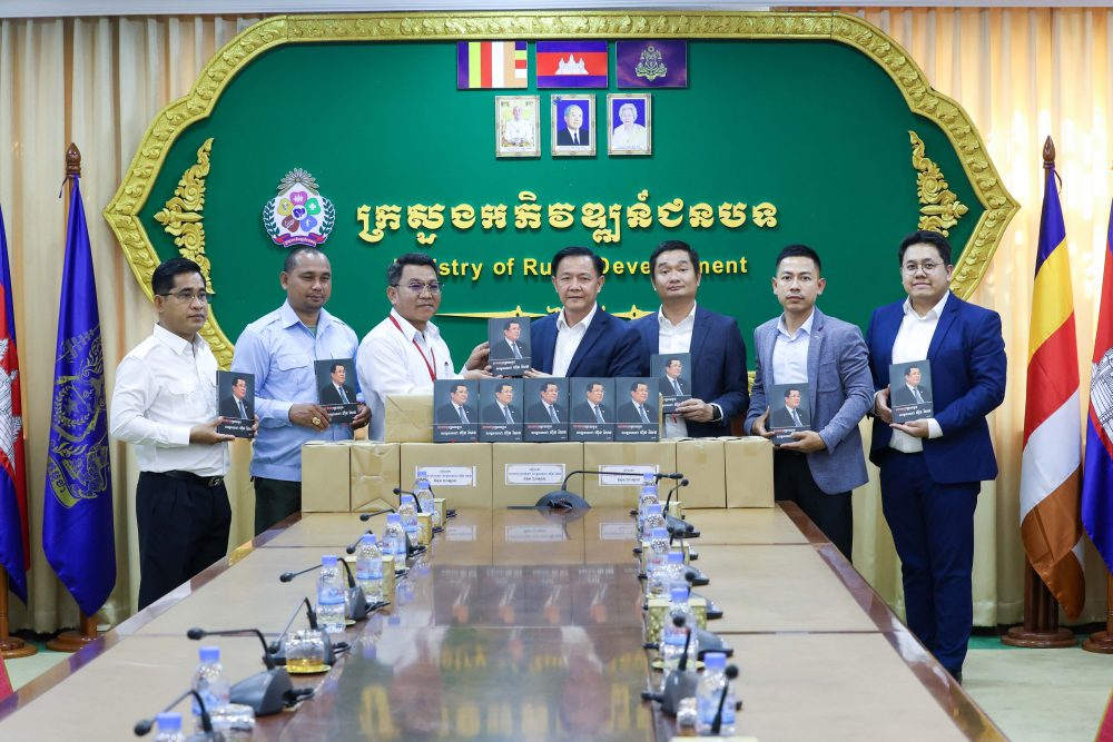 ឯកឧត្តម ផៃ ចាន់ធី អញ្ជើញទទួលសៀវភៅ “ឃាតកម្មក្រោយខ្នង សម្ដេចតេជោ ហ៊ុន សែន” ចំនួន ៣០០ក្បាល លើកទី១ 2 1 16