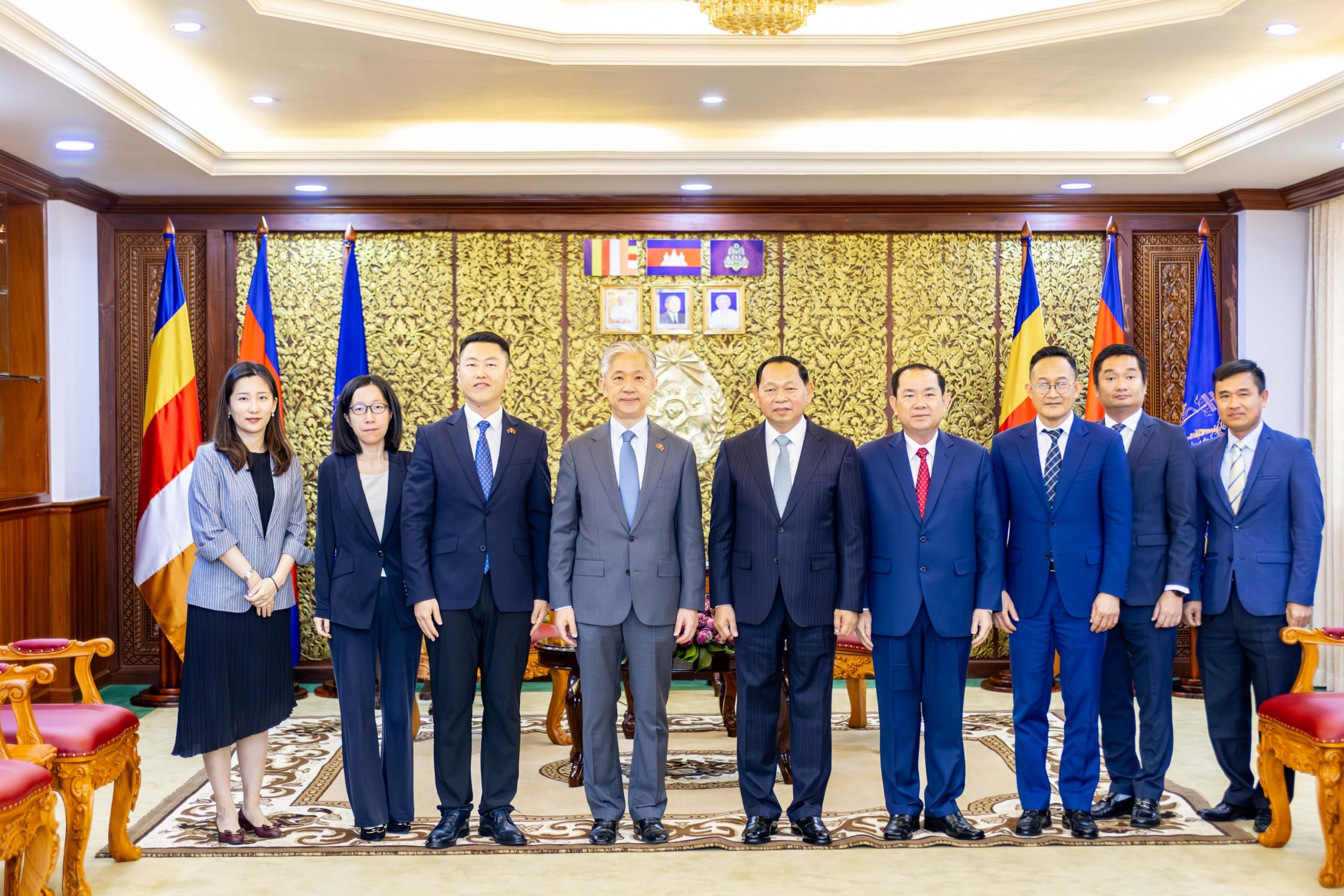 ឯកឧត្តម ឆាយ ឫទ្ធិសែន រដ្ឋមន្ត្រីក្រសួងអភិវឌ្ឍន៍ជនបទ បានអនុញ្ញាតជូនឯកឧត្តម Wang Wenbin ឯកអគ្គរដ្ឋទូតនៃសាធារណរដ្ឋប្រជាមានិតចិន ប្រចាំប្រទេសកម្ពុជា និងសហការីចូលជួបសម្តែងការគួរសម និងពិភាក្សាការងារ។ 12 10 16 scaled