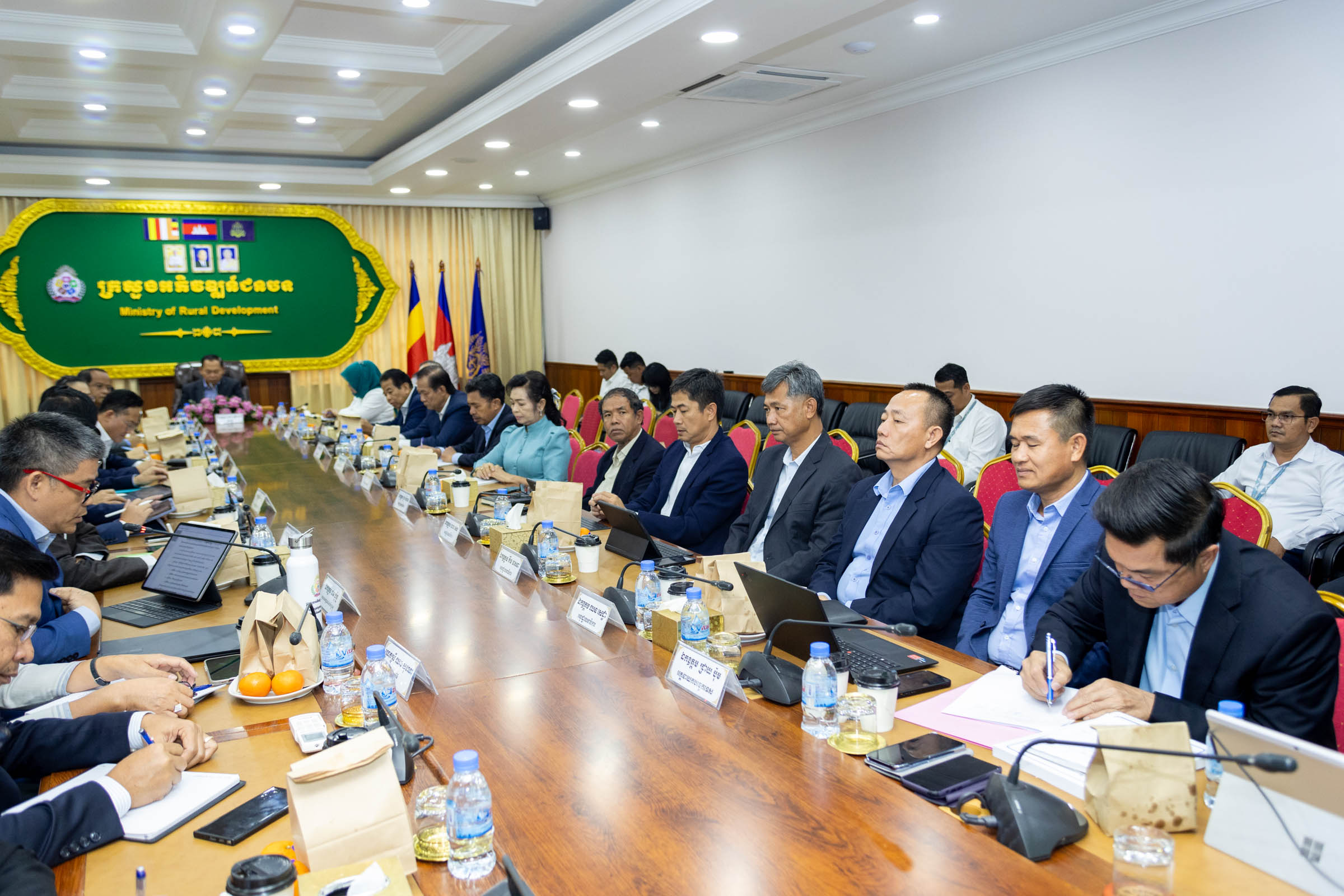 ឯកឧត្តម ឆាយ ឫទ្ធិសែន អញ្ជើញដឹកនាំកិច្ចប្រជុំបូកសរុបលទ្ធផលការងារឆ្នាំ២០២៤ និងទិសដៅការងារឆ្នាំ២០២៥ របស់គណៈកម្មការដឹកនាំ គ្រប់គ្រង ត្រួតពិនិត្យ និងវាយតម្លៃ ការងារគ្រប់គ្រងស្ថាប័ន និងសេវាគាំទ្រទូទៅ របស់ក្រសួងអភិវឌ្ឍន៍ជនបទ 14 CZ1A4703