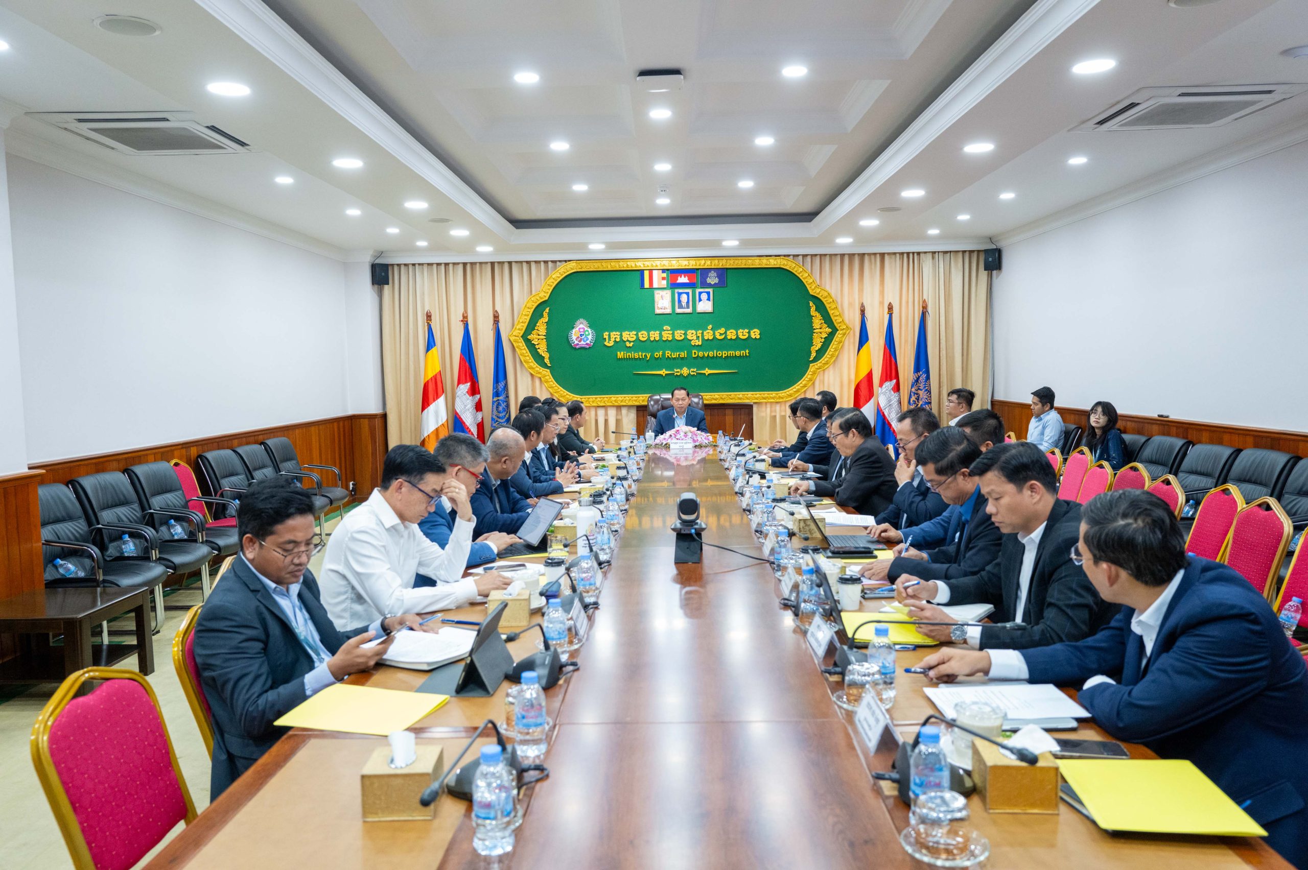 ឯកឧត្តម ឆាយ ឫទ្ធិសែន ដឹកនាំកិច្ចប្រជុំគណៈកម្មការតាមដាន ត្រួតពិនិត្យ និងវាយតម្លៃការអនុវត្តគោលនយោបាយវិមជ្ឈការ និងវិសហមជ្ឈការ 12 L1021632 scaled