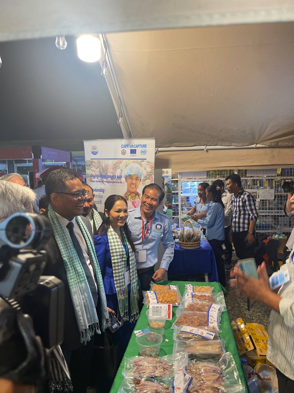 លោកជំទាវ គង់ សុធីរី បានអញ្ជើញចូលរួមកម្មវិធីតាំងពិព័រណ៌វារីវប្បកម្ម លេីកទី១ នៅផ្សាររាត្រីសាន់សាញ ក្នុងបរិវេណបឹងកក់ 8 photo 2024 12 06 22 30 28