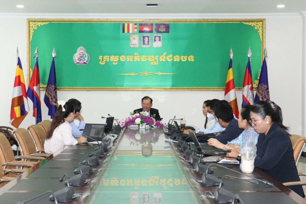 ឯកឧត្តម ភួង សោភា អញ្ជើញដឹកនាំកិច្ចប្រជុំស្តីពីវឌ្ឍនភាពការងាររបស់អនុគណៈកម្មការខ្លឹមសារ នៃគណៈកម្មការរៀបចំសន្និបាតបូកសរុបលទ្ធផលការងារឆ្នាំ២០២៤ របស់ក្រសួងអភិវឌ្ឍន៍ជនបទ 2 photo 2024 12 16 09 29 40