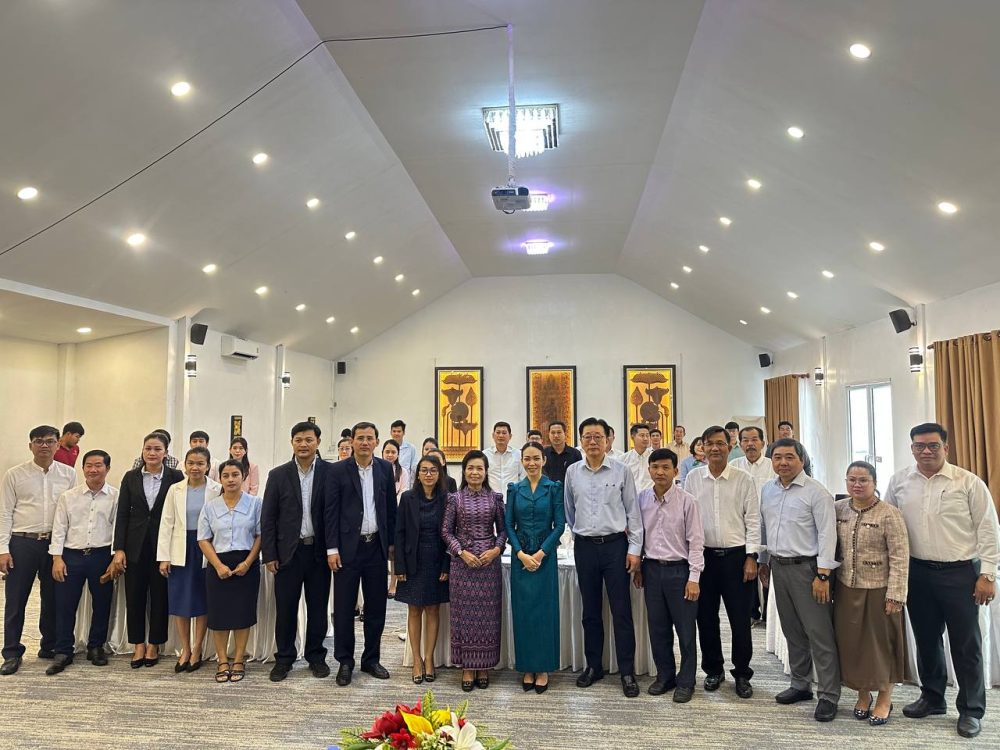 លោកជំទាវ ហូ សុវណ្ណិកា អញ្ជើញជាអធិបតីក្នុងពិធីបើកសិក្ខាសាលា ស្តីពីការឆ្លុះបញ្ចាំនៃកាអនុវត្ត និងត្រួតពិនិត្យលើវឌ្ឍនភាពប្រចាំឆ្នាំ របស់គម្រោងកែលម្អការតភ្ជាប់ហេដ្ឋារចនាសម្ព័ន្ធផ្លូវថ្នល់ (RCIP) 2 photo 2024 12 18 09 37 06