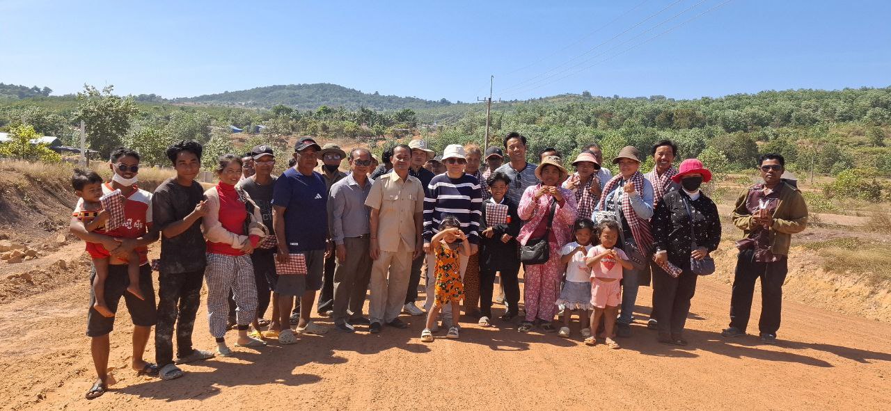 លោកជំទាវ ឯក គន្ធវារី អញ្ជើញដឹកនាំគណៈកម្មការអន្តរក្រសួង ចុះត្រួតពិនិត្យ និងវាយតម្លៃលើការងារថែទាំជាខួបផ្លូវចំនួន ១ខ្សែ ប្រវែងសរុប ៧ ៤០០ម៉ែត្រ និងសំណង់សិល្បការ្យមួយចំនួន នៅស្រុកមណ្ឌលសីមា ខេត្តកោះកុង 12 photo 2024 12 18 13 47 17