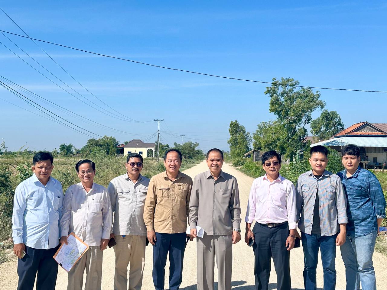 ឯកឧត្តមបណ្ឌិត នួន ដាញ៉ិល អញ្ជើញដឹកនាំគណៈកម្មការអន្តរក្រសួង ចុះត្រួតពិនិត្យ និងវាយតម្លៃលទ្ធផលការងារផ្លូវថែទាំខួបផ្លូវចំនួន ៣ខ្សែ ប្រវែងសរុប ១៣ ៥០០ម៉ែត្រ នៅស្រុកគរីវង់ និងស្រុកទ្រាំង ខេត្តតាកែវ 13 photo 2024 12 18 14 35 09