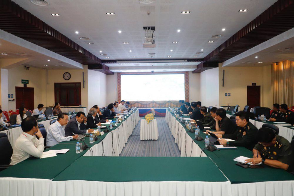 ឯកឧត្តម ផូ ផារិទ្ធ បានចូលរួមក្នុងកិច្ចប្រជុំពិនិត្យ ពិភាក្សាអំពីផែនការបោះបង្គោលព្រំដែន ការស្ថាបនាបណ្តាញផ្លូវគមនាគមន៍ តំបន់ព្រំដែនកម្ពុជាជាប់ប្រទេសឡាវ - វៀតណាម - ថៃ និងរៀបចំស្នេីសុំថវិកា ឆ្នាំ២០២៥ សម្រាប់ដោះស្រាយសំណង់បានស្ថាបនារួច និងផែនការស្ថាបនាថ្មី នៅតាមបណ្តោយព្រំដែន ប្រទេសកម្ពុជា-វៀតណាម និងព្រំដែនកម្ពុជា -ឡាវ 2 photo 2024 12 20 10 16 39