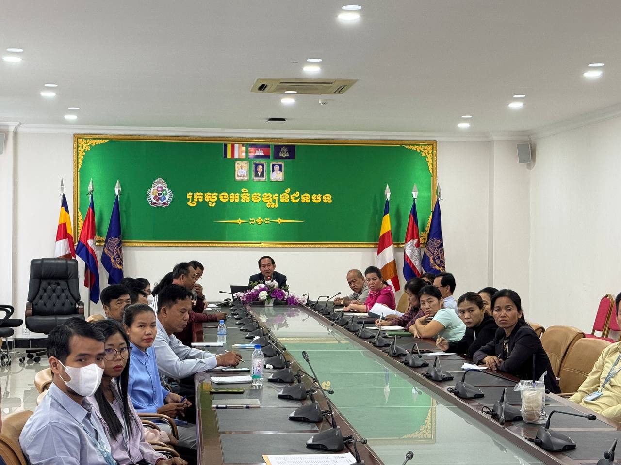 លោក អឿន ធារិទ្ធ អញ្ជើញដឹកនាំកិច្ចប្រជុំពិនិត្យវឌ្ឍនភាពការងារ ប្រចាំខែធ្នូ ឆ្នាំ២០២៤ នៃនាយកដ្ឋានអភិវឌ្ឍន៍សហគមន៍ 10 photo 2024 12 24 12 31 29