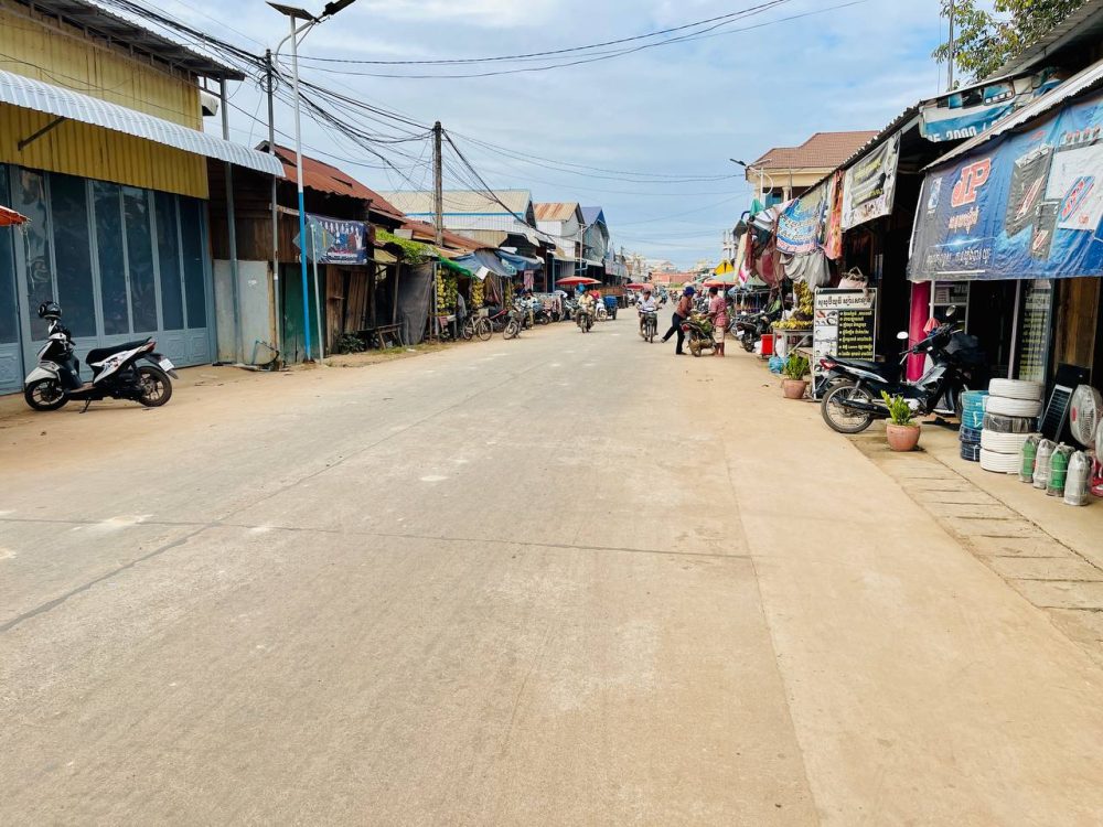 ឯកឧត្តម សាន វិសាល បានដឹកនាំគណៈកម្មការអន្តរក្រសួង រួមមានក្រសួងអភិវឌ្ឍន៍ជនបទ និងក្រសួងសេដ្ឋកិច្ច និងហិរញ្ញវត្ថុ ចុះត្រួតពិនិត្យ វាយតម្លៃការងារស្ថាបនាផ្លូវក្រាលបេតុងចំនួន ១ខ្សែ 2 photo 2024 12 26 14 27 30