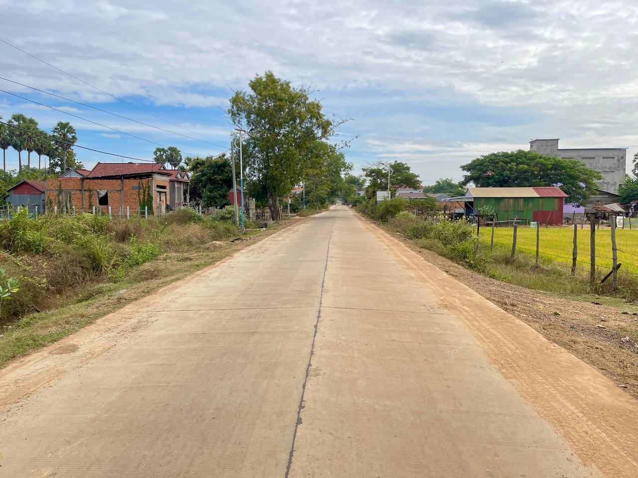 ឯកឧត្តម សាន វិសាល បានដឹកនាំគណៈកម្មការអន្តរក្រសួង រួមមានក្រសួងអភិវឌ្ឍន៍ជនបទ និងក្រសួងសេដ្ឋកិច្ច និងហិរញ្ញវត្ថុ ចុះត្រួតពិនិត្យ វាយតម្លៃការងារស្ថាបនាផ្លូវក្រាលបេតុងចំនួន ១ខ្សែ 13 photo 2024 12 26 14 27 49
